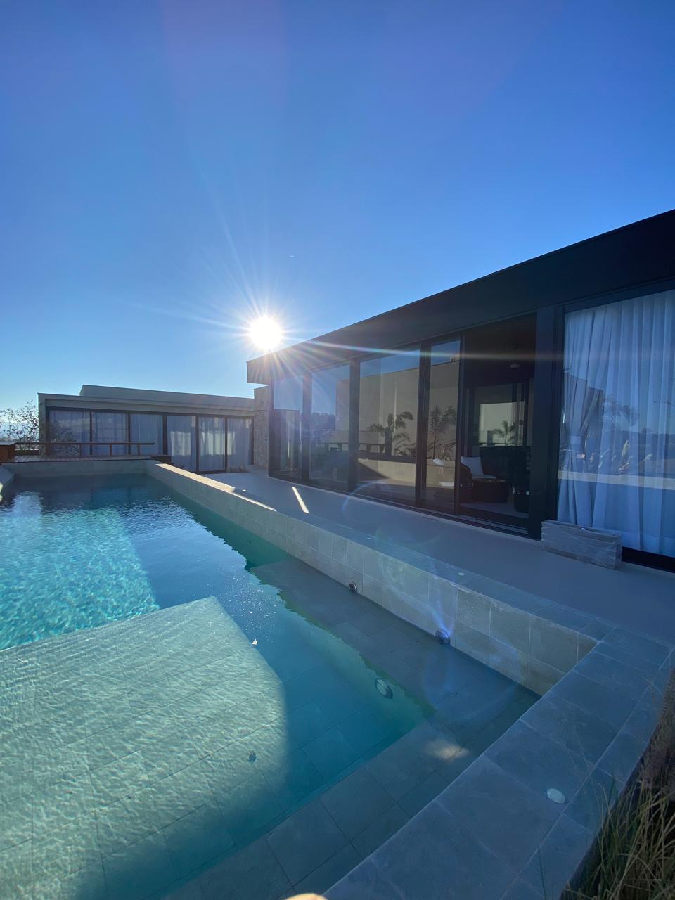 Casa contemporânea com piscina em condomínio fechado em Itupeva