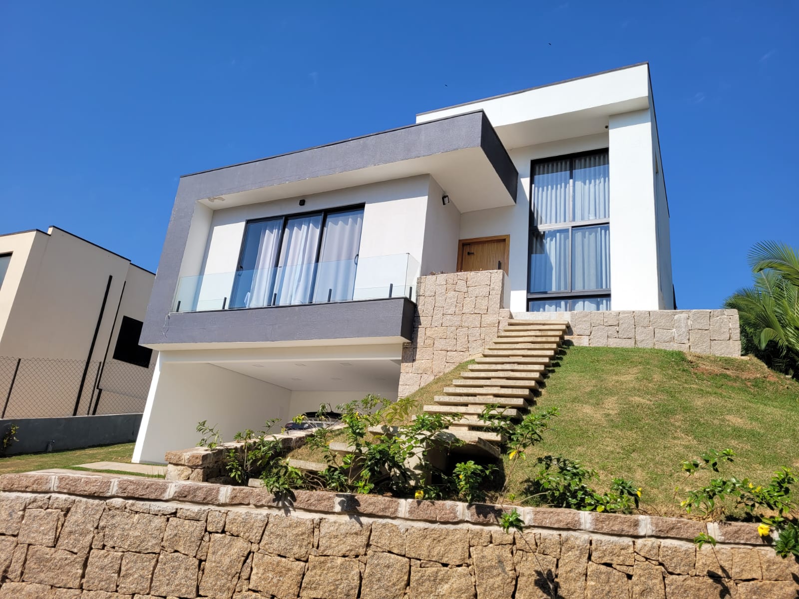 Casa em condomínio fechado com área externa arborizada