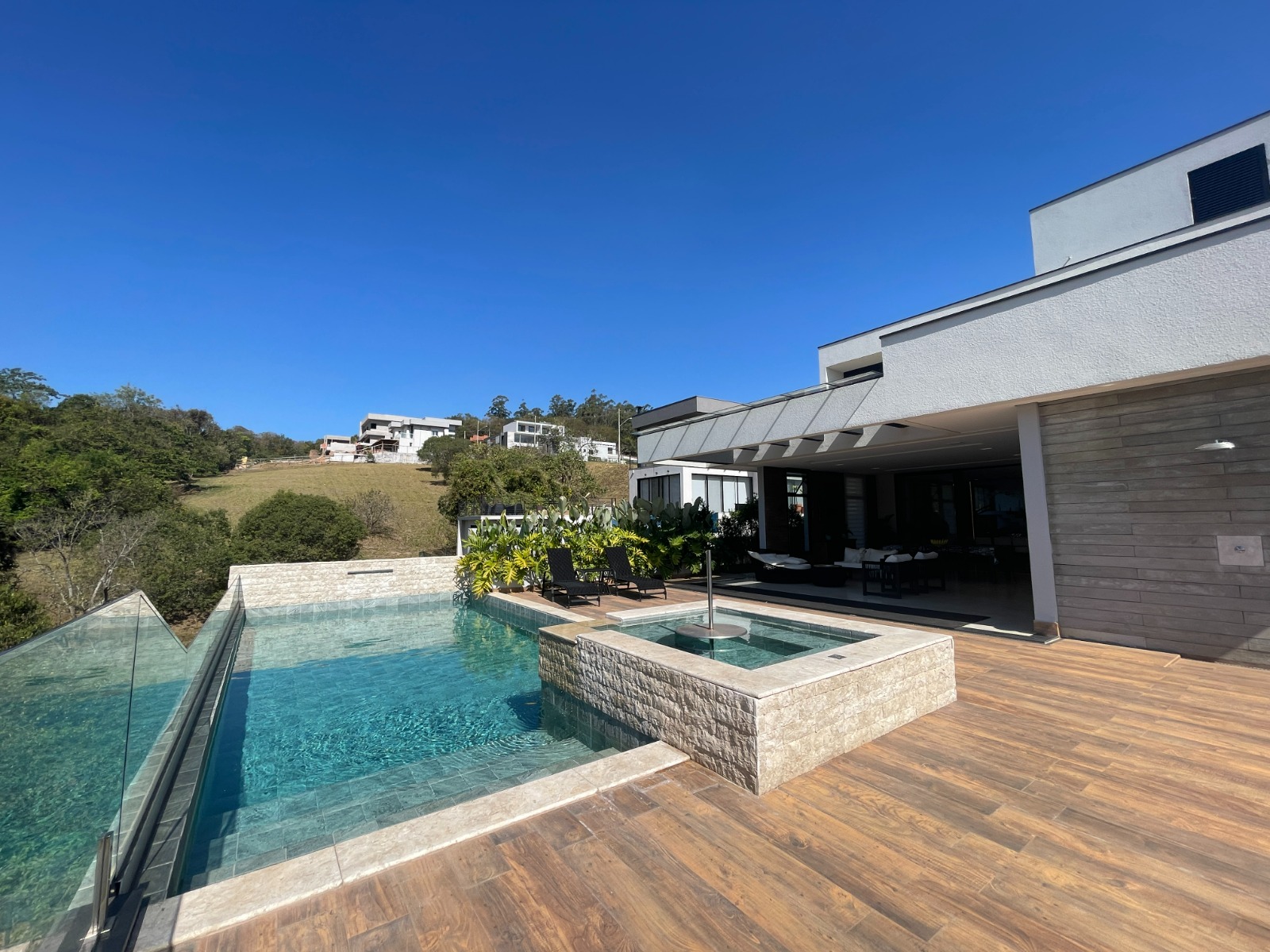 Casa de alto padrão com piscina e área de lazer em condomínio em Itupeva