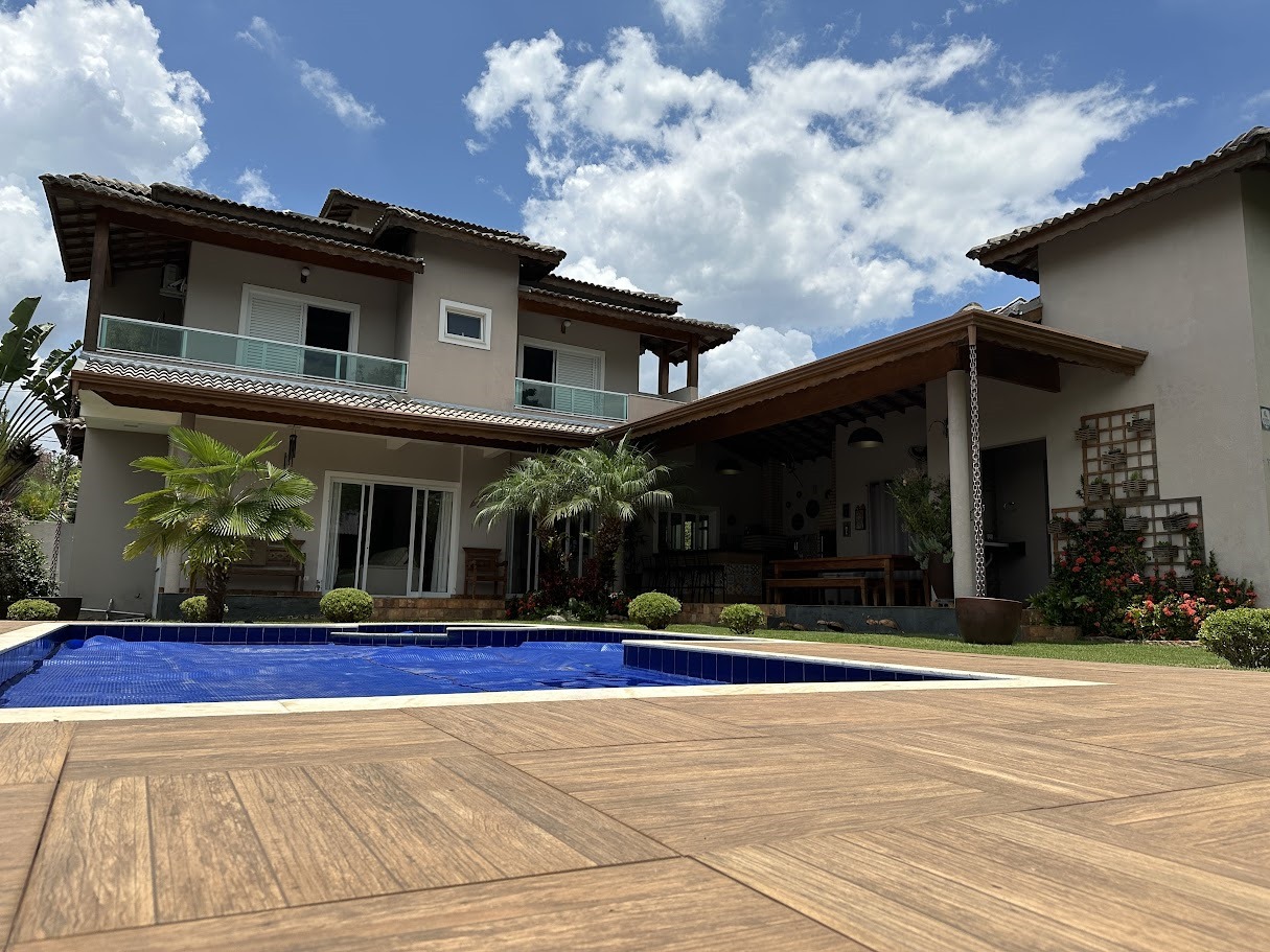 Casa em condomínio com piscina e área gourmet em Itupeva