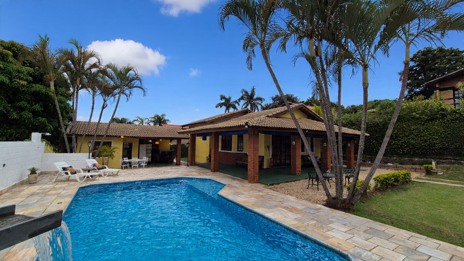 Casa com piscina e área gourmet em condomínio em Itupeva