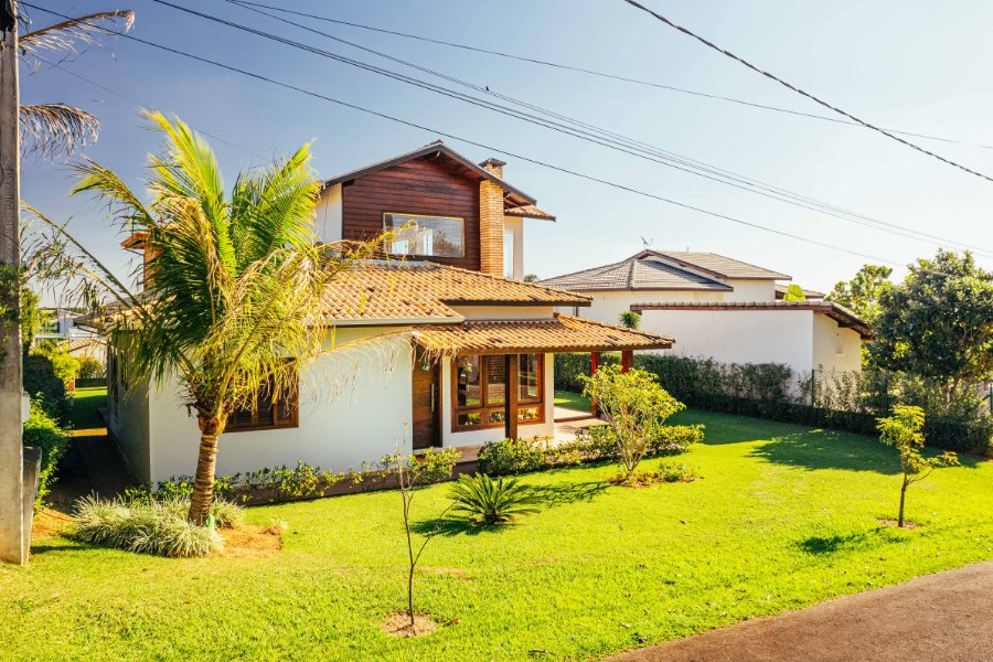 Casa com amplo terreno e piscina em condomínio em Itupeva