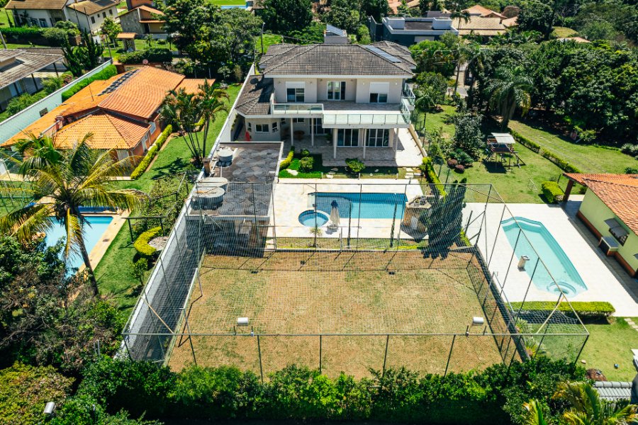Vista aérea de condomínio residencial arborizado
