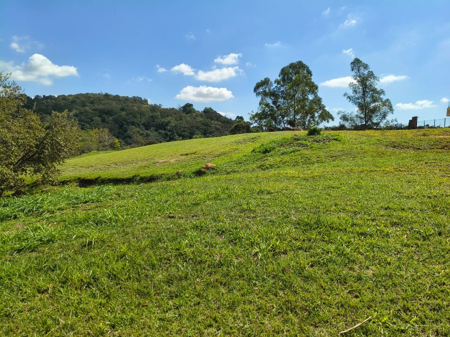 Terreno arborizado em condomínio fechado